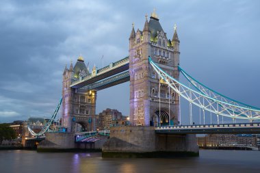 Akşam aydınlatılmış Londra kule Köprüsü