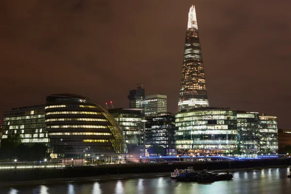 Λονδίνο αστικό τοπίο με το Δημαρχείο και το θραύσμα αγγείου με Τάμεση θέα τη νύχτα — Φωτογραφία Αρχείου