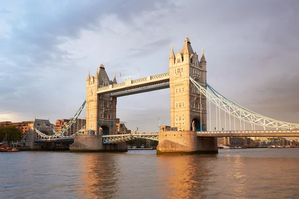 Тауэрский мост в Лондоне под дневным солнцем — стоковое фото