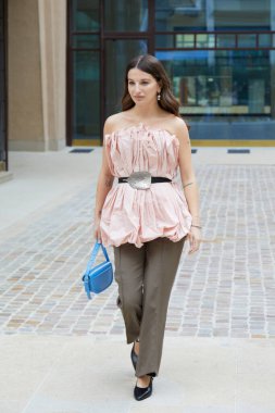 MİLAN, İTALYA 1 Mart 2025: Pembe kemerli, gümüş tokalı ve açık mavi çantalı Marta Losito Bally defilesinden önce, Milan Moda Haftası tarzı