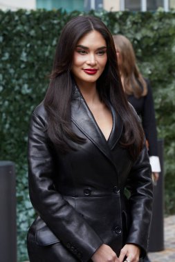 MİLAN, İTALYA 1 Mart 2025 Bally defilesinden önce siyah deri trençkotlu Pia Wurtzbach, Milan Moda Haftası tarzı