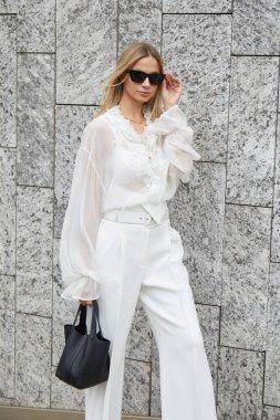 MİLAN, İtalya - 1 Mart 2025: Beyaz gömlekli ve pantolonlu Simona Jakstaite Ermanno Scervino moda defilesi, Milan Moda Haftası tarzı