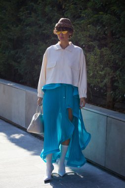 MILAN, İtalya - 2 Mart 2025: Turkuaz etekli ve beyaz gömlekli Irina Kro Eicke Giorgio Armani defilesinden önce, Milan Moda Haftası tarzı