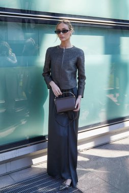 MILAN, İtalya - 2 Mart 2025: Gri ceketli ve benzin mavisi etekli Hannah Harrell Giorgio Armani defilesinden önce, Milan Moda Haftası tarzı