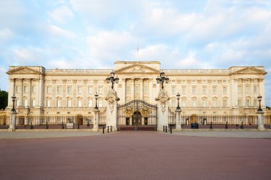 Buckingham Sarayı Londra'da ışık sabahın erken saatlerinde