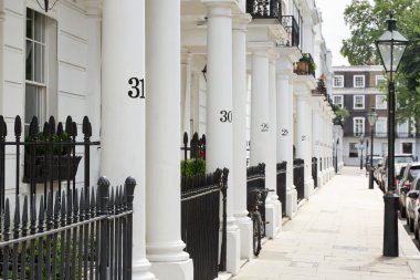 Kensington, Londra güzel beyaz edwardian evlerin satır