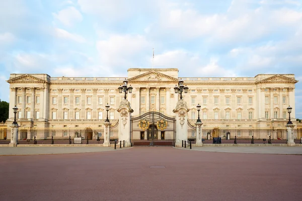 Palácio de Buckingham no início da manhã luz em Londres — Fotografia de Stock