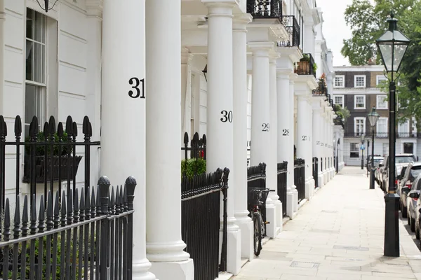 Fila de hermosas casas eduardianas blancas en Kensington, Londres — Foto de Stock