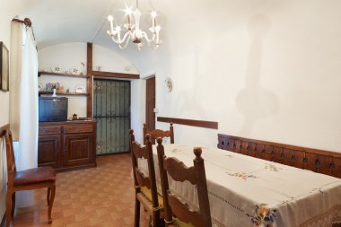 Basit yemek odası, eski evde iç