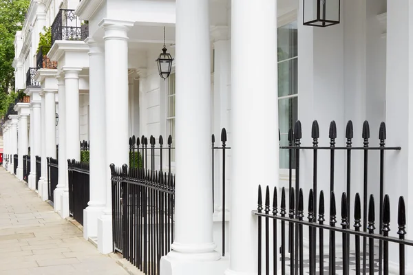 Vit edwardianska hus i västra London — Stockfoto