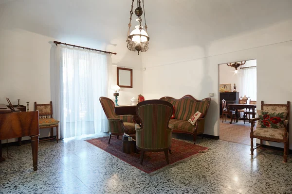 Sala de estar con antigüedades, antiguo interior —  Fotos de Stock