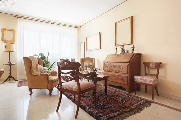 Wohnzimmer, klassisches italienisches Interieur mit Antiquitäten — Stockfoto