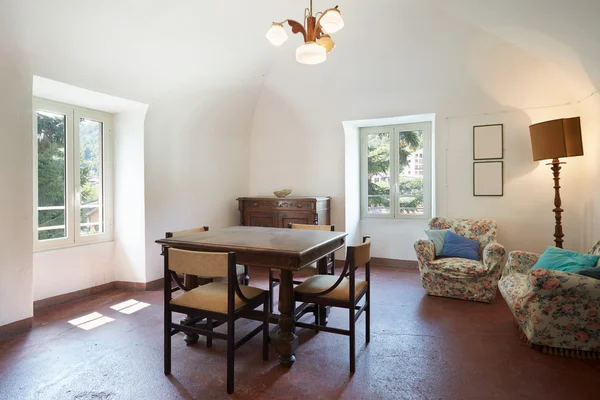 Sala de estar, interior italiano velho com mesa e quatro cadeiras — Fotografia de Stock