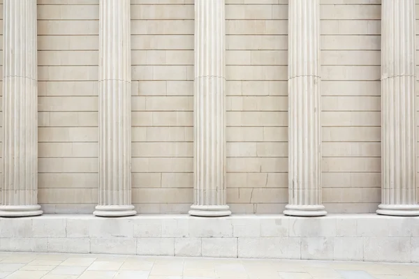 Colunas clássicas brancas e fundo de parede com piso de pedra — Fotografia de Stock