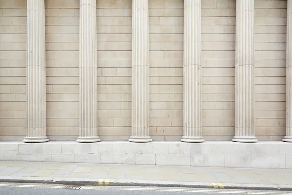 Colunas clássicas brancas e fundo de parede com piso de calçada — Fotografia de Stock