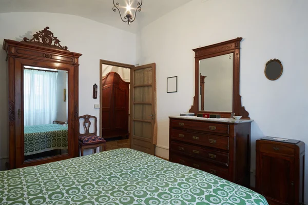 Dormitorio antiguo con cama doble en antigua casa italiana —  Fotos de Stock