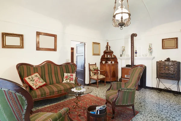 Wohnzimmer mit Antiquitäten, italienisches Interieur — Stockfoto