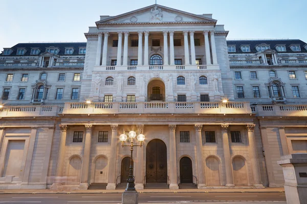 Fachada do Banco da Inglaterra em Londres à noite — Fotografia de Stock