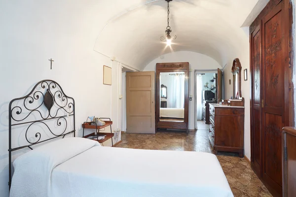 Altes, einzelnes schlafzimmer in altem italienischen haus — Stockfoto