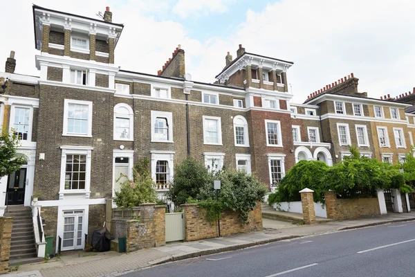 Maisons en briques brunes anglaises dans une rangée à Londres — Photo