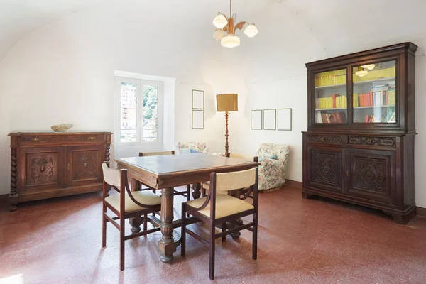 Salón, antiguo interior con mesa y cuatro sillas — Foto de Stock