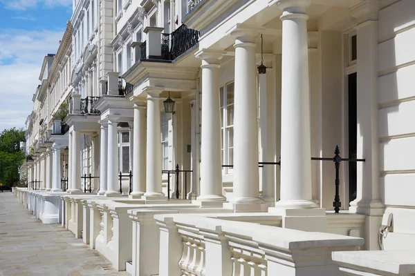 Fachadas de casas de lujo blancas e inglesas en Londres — Foto de Stock