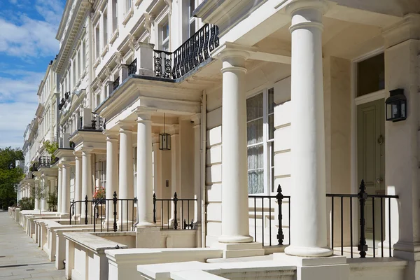 White luxury houses facades in London — Stock Photo, Image