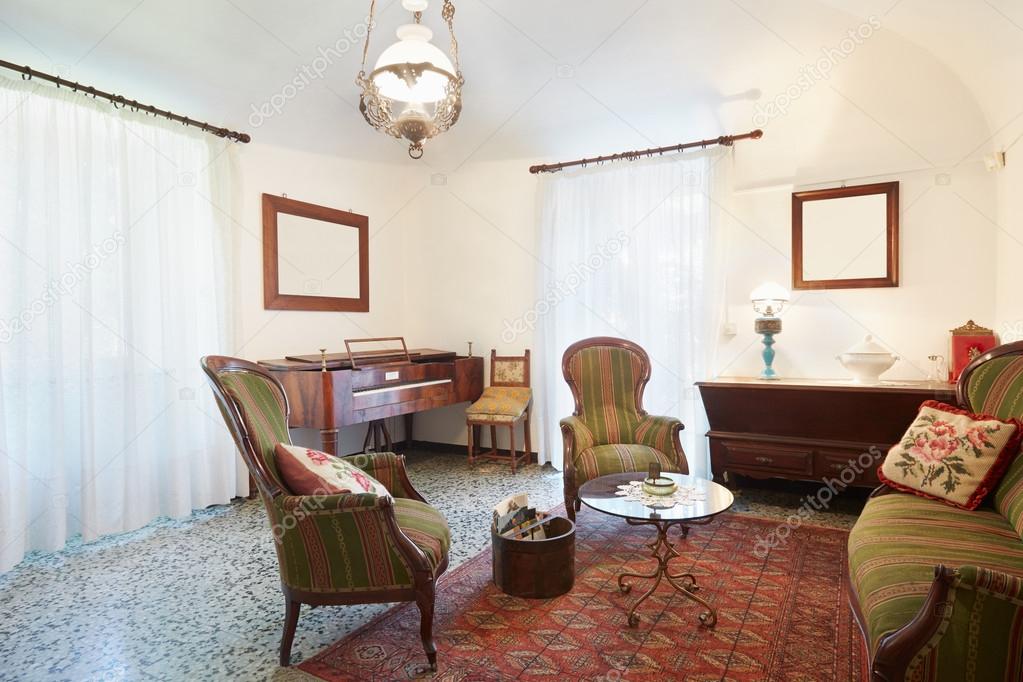 Woonkamer met antiquiteiten, oude interieur — Stockfoto © AndreaA ... Woonkamer met antiquiteiten, oude interieur — Stockfoto © AndreaA ...