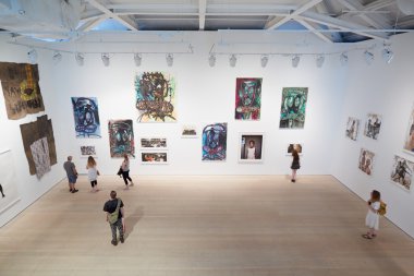 Londra'daki Saatchi Galeri Sanat Sergisi ziyaretçi