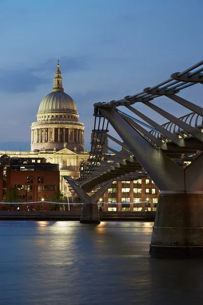 Catedral de San Pablo y Puente del Milenio en Londres por la noche — Foto de Stock