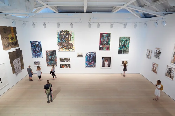 Посетители художественной выставки в галерее Saatchi в Лондоне — стоковое фото