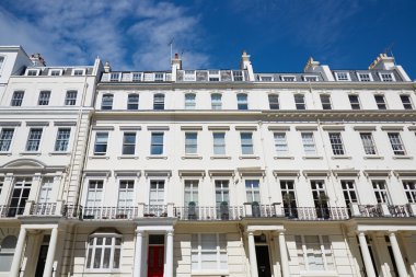 Londra'da, İngilizce mimari cepheler beyaz lüks evler