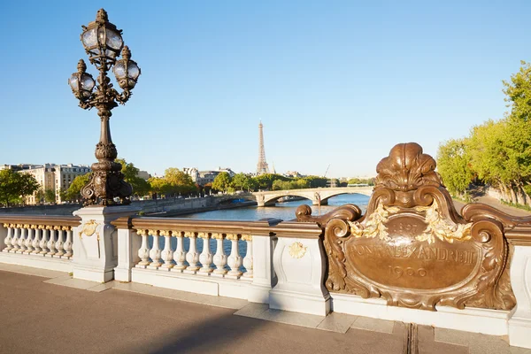 Puente Alexandre III balaustrada puente con vista a la torre Eiffel —  Fotos de Stock