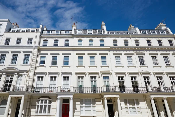 Case di lusso bianche facciate a Londra, architettura inglese — Foto Stock