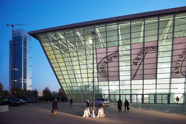 Artissima, inauguración de una feria de arte contemporáneo, Oval Lingotto architecture in Turin — Foto de Stock