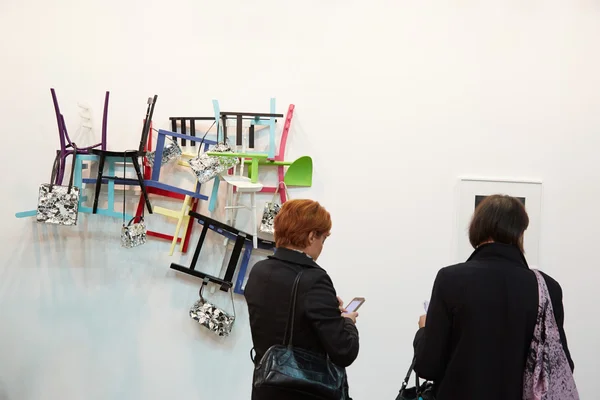 Artissima, abertura da feira de arte contemporânea com pessoas olhando obras de arte — Fotografia de Stock