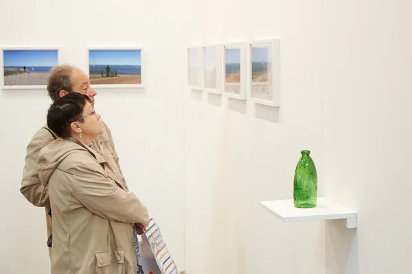 Artissima, contemporary art fair opening, couple looking photographies — стокове фото