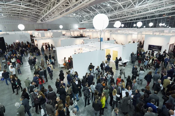 Artissma, contemporary art fair opening with crowd — Stock Photo, Image