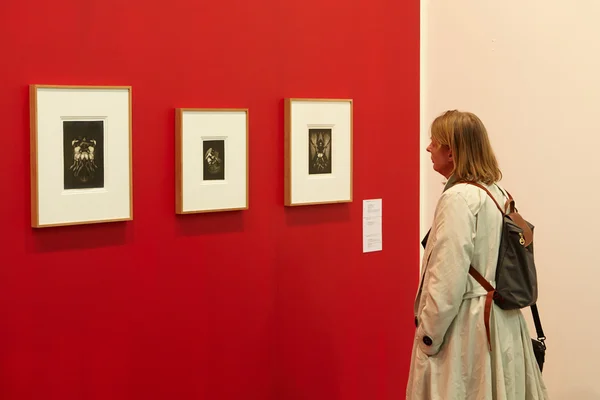 Artissima, feira de arte contemporânea, mulher olhando para fotografias — Fotografia de Stock