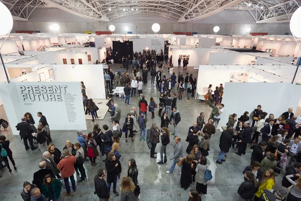 Artissima, people at contemporary art fair opening — 图库照片