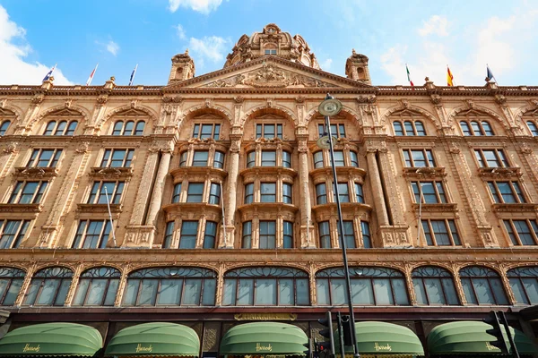 A fachada de construção da loja de departamentos Harrods em Londres em um dia ensolarado — Fotografia de Stock