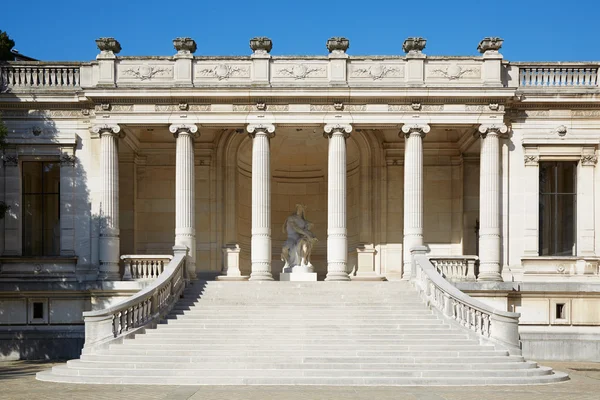 Palácio Galliera exterior, escadaria e colunata em Paris — Fotografia de Stock