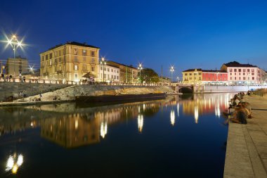 Milan yeni Darsena, redeveloped Dock alan gece, insanlar
