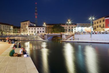 Milan yeni Darsena, redeveloped dock ile insanlar gecenin içinde