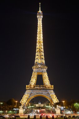 Gece, yanıp sönen ışıklar performans gece Paris'te Eyfel Kulesi