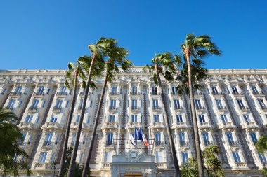 Lüks hotel InterContinental Carlton Fransa'nın Cannes palmiye ağaçları ile