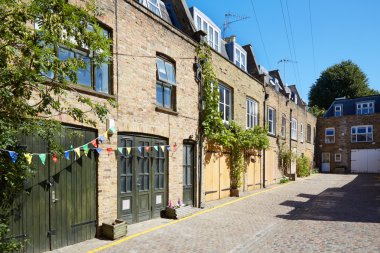 Tuğla mews evlerde güneşli bir gün, İngiltere'de Londra
