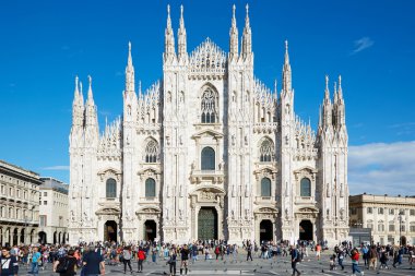 Güneşli bir gün insanlar ile Milano Duomo Gotik Katedrali