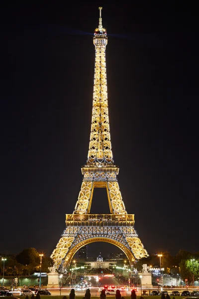 Torre Eiffel de noite, luzes piscando desempenho na noite em Paris — Fotografia de Stock