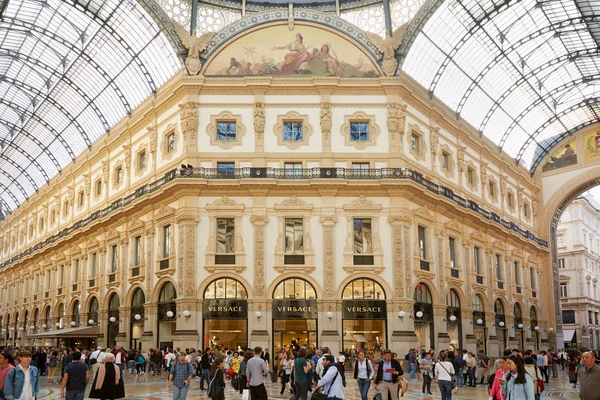 Milaan Vittorio Emanuele Galerie interieur met mensen — Stockfoto